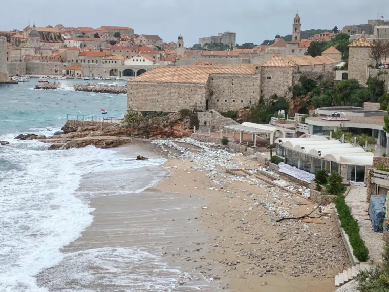 Najpoznatija dubrovačka plaža zatrpana smećem, pogledajte ove prizore