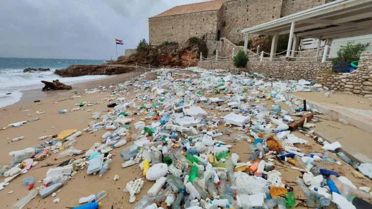 Najpoznatija dubrovačka plaža zatrpana smećem, pogledajte ove prizore