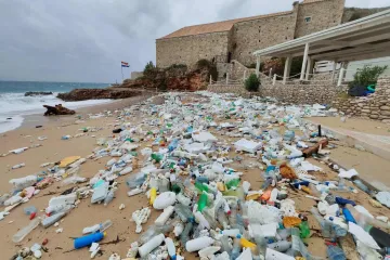 Najpoznatija dubrovačka plaža zatrpana smećem, pogledajte ove prizore