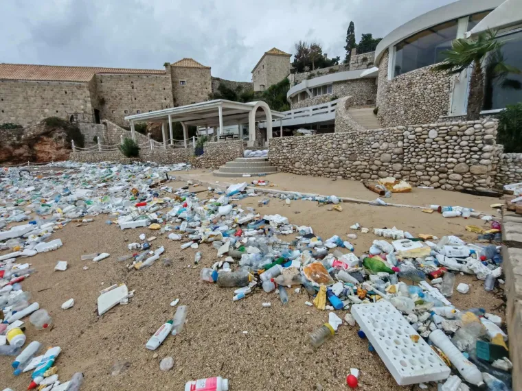 Najpoznatija dubrovačka plaža zatrpana smećem, pogledajte ove prizore