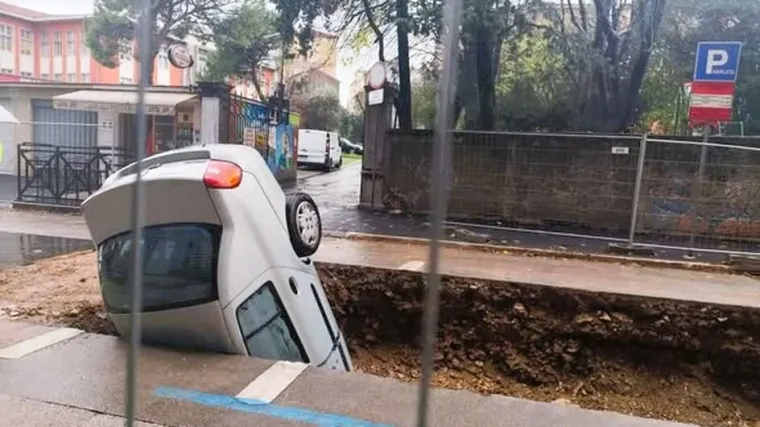 Može li bizarnije? Autom završio u rupi kod vrtića u Rijeci...