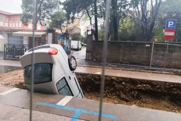 Može li bizarnije? Autom završio u rupi kod vrtića u Rijeci...