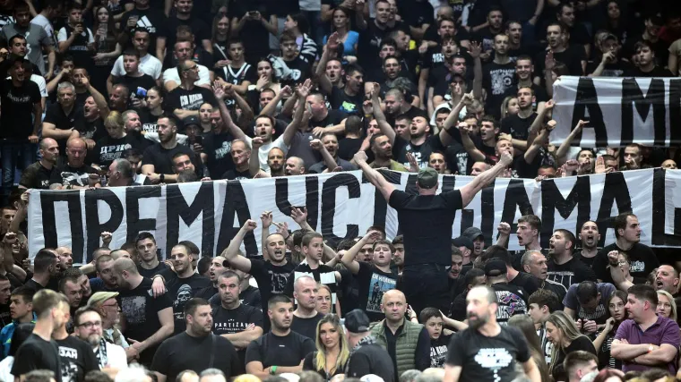 Grobari bacili utakmicu u drugi plan: 'Nek umre ustaša' odzvanjalo dvoranom