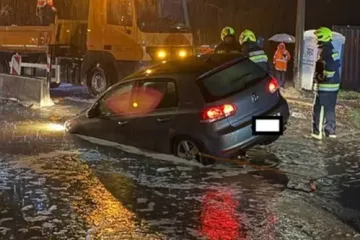 Djevojke ostale zarobljene u autu kojeg je nosila bujica: Jedva izvukle živu glavu