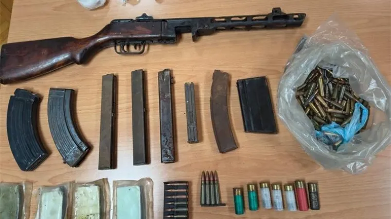 Drniška policija uhitila muškarca (28): U kući skrivao 'Thompsona', kokain i marihuanu