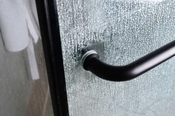 Živciraju vas naslage kamenca na tuš kabini? Uz ove metode vaš problem nestaje u trenu