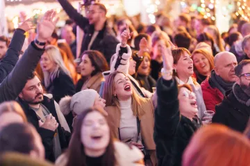 Pogledajte kako se zabavljaju Riječani: Pažnju privukla dama s crvenim ružem