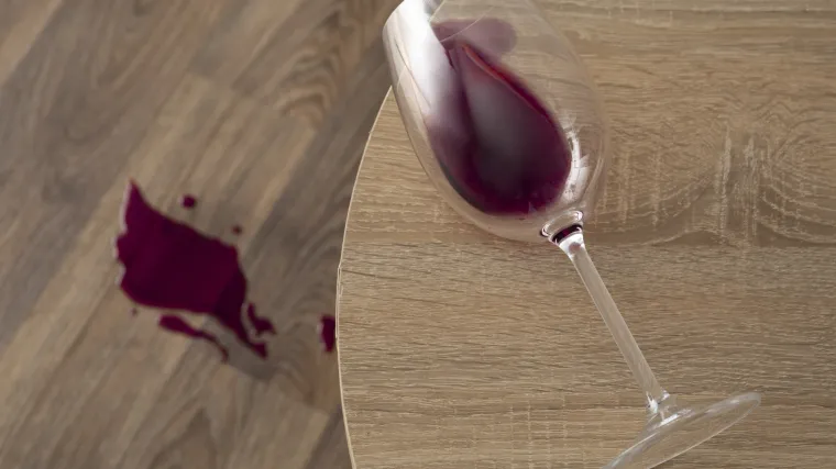 Lako uklonite mrlje od vina i umaka s radne ploče: Ovaj proizvod već imate u kupaonici
