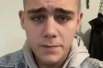 Mladi glumac završio kao beskućnik: Spava u prikolici i moli za pomoć