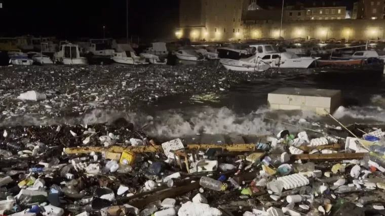 Dubrovnik zatrpan smećem! Plaže i luka nestale pod gomilama otpada!
