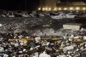 Dubrovnik zatrpan smećem! Plaže i luka nestale pod gomilama otpada!
