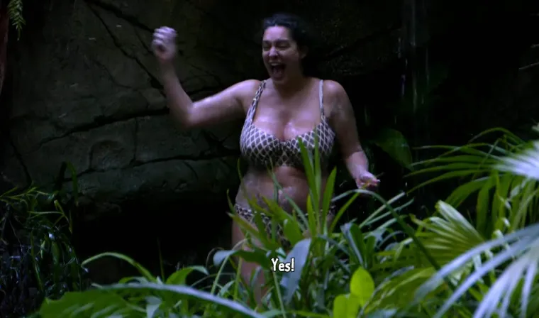 Kelly Brook u bikiniju izazvala skandal: Scena tuširanja u džungli raspametila sve