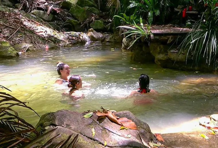 Kelly Brook u bikiniju izazvala skandal: Scena tuširanja u džungli raspametila sve