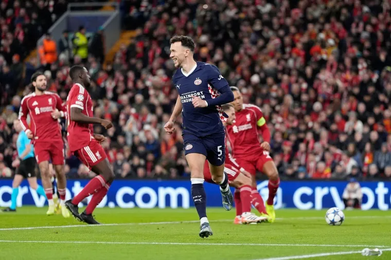 Arsenal sru&scaron;io Bayern za prvo mjesto, Peri&scaron;ić zabio na Anfieldu pa se ozlijedio, četiri gola Mbappea