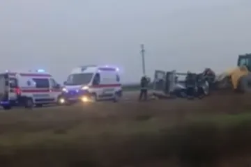 Detalji horora s četvero poginulih: Zna se koga je prevozio kombi smrti. Zabili se u valjak...