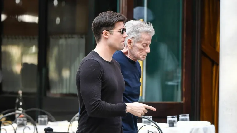 Viralni video Calvina Kleina (83) i partnera (37) izazvao lavinu komentara: ’Nije mu ni pomogao’