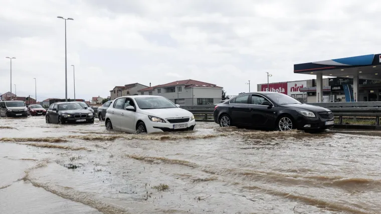 Kaos za vozače na jugu Hrvatske, navigacija odvela turiste na cestu pod vodom...