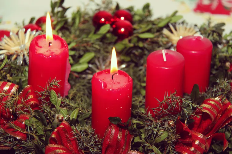 Želite obilje i ljubav? Ove boje svijeća na adventskom vijencu magnet su za sreću i novac