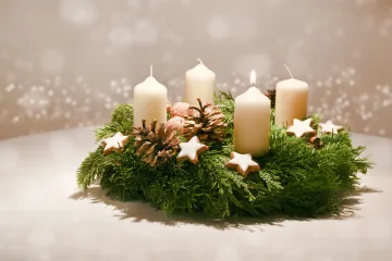 Želite obilje i ljubav? Ove boje svijeća na adventskom vijencu magnet su za sreću i novac