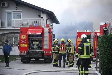 Prvi prizori buktinje u Sesvetama: Sve je puno dima, dvojici radnika pružena pomoć
