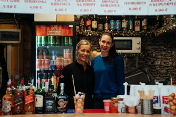 Na zadarskom adventu dobro se jede i pije, a ni najbolja klopa nije ukrala pažnju ovim damama