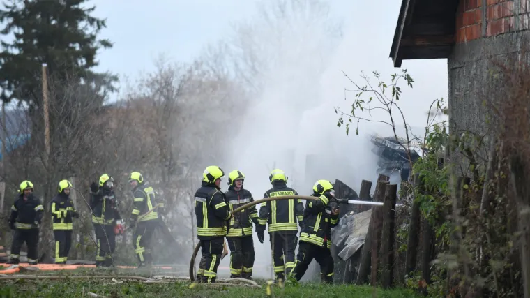 Borba s vatrom: Vatrogasci u Sesvetama, 13 vozila kod gorućeg skladišta