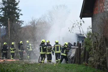Borba s vatrom: Vatrogasci u Sesvetama, 13 vozila kod gorućeg skladišta
