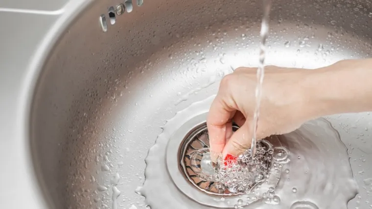 Zaboravite na skupe kemikalije, ovo sredstvo otapa masnoću: Očistit će odvod za tren oka