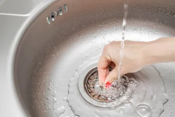 Zaboravite na skupe kemikalije, ovo sredstvo otapa masnoću: Očistit će odvod za tren oka