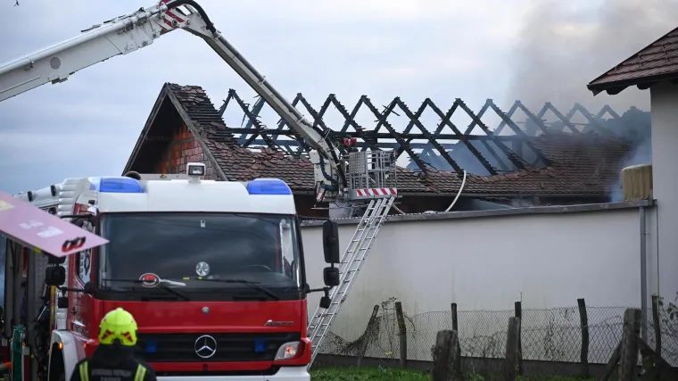 Hale u požaru, radnici spašeni: Vatrogasci spriječili širenje na kuće i automehaničarsku radionicu