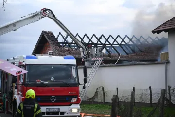 Hale u požaru, radnici spašeni: Vatrogasci spriječili širenje na kuće i automehaničarsku radionicu