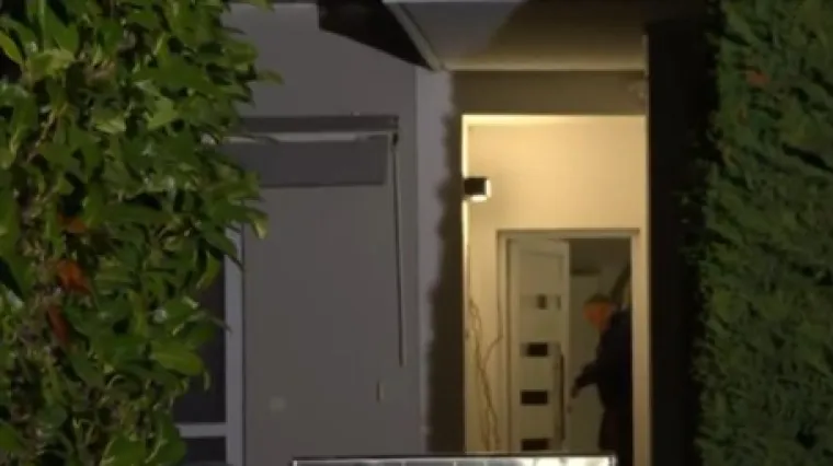 Andrija Mikulić doveden je na pretres svoje kuće u Dubravi u pratnji policajaca