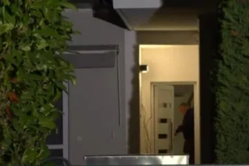 Andrija Mikulić doveden je na pretres svoje kuće u Dubravi u pratnji policajaca