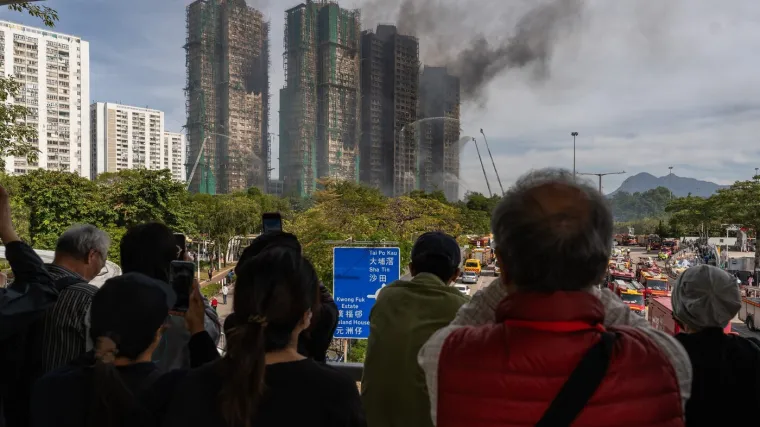 Stravični požar u Hong Kongu: 83 mrtvih, stotine nestalih, 3 uhićenih, inženjer i direktori od istragom