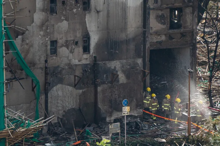 Broj žrtava u Hong Kongu popeo se na 94, vatrogasci uglavnom ugasili požar u neboderima