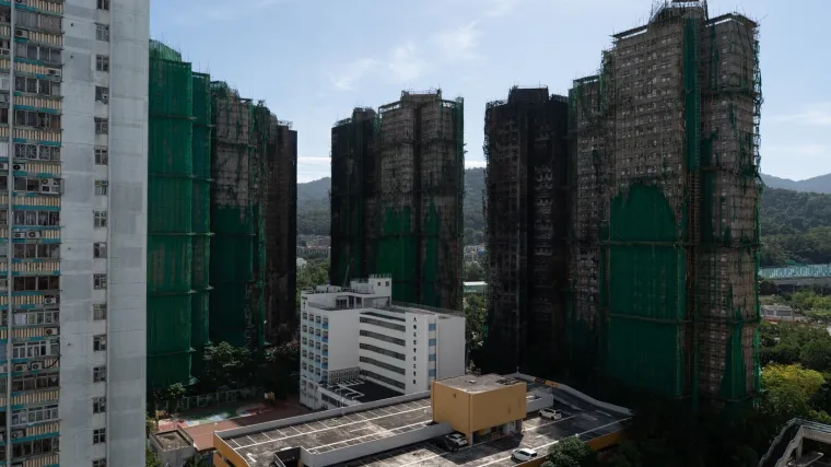 Broj žrtava u Hong Kongu popeo se na 94, vatrogasci uglavnom ugasili požar u neboderima