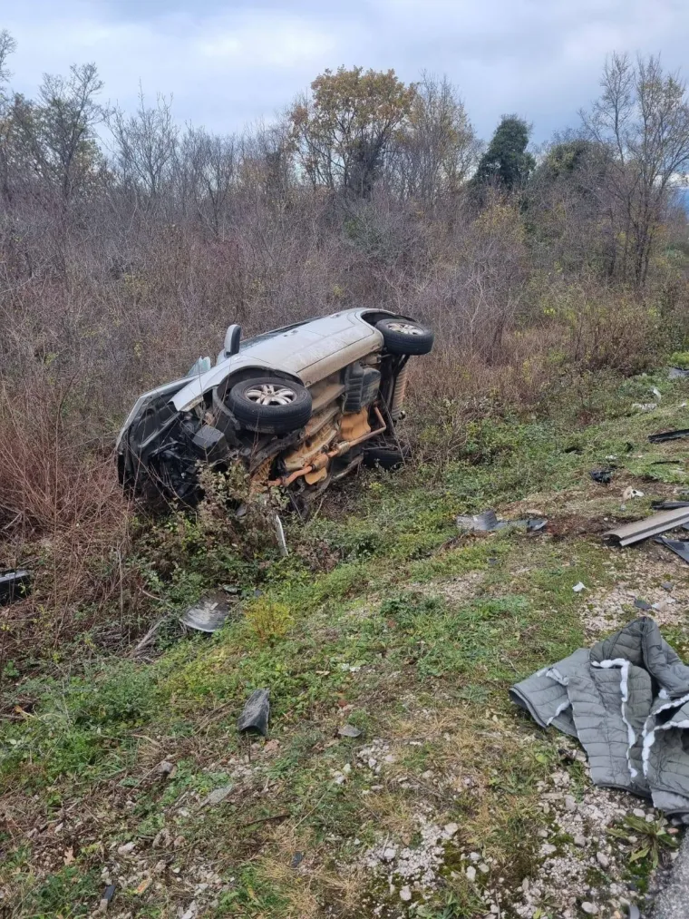 Stravični prizori prometne nesreće na Krku: Jedan auto smrskan na cesti, drugi završio na boku