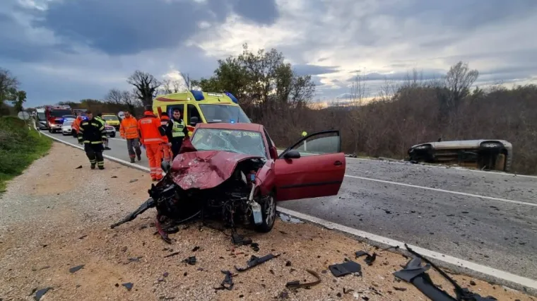 Stravični prizori prometne nesreće na Krku: Jedan auto smrskan na cesti, drugi završio na boku