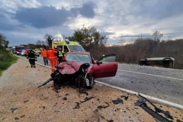 Stravični prizori prometne nesreće na Krku: Jedan auto smrskan na cesti, drugi završio na boku