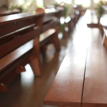 Tvrdi da liječi pomoču prdeža, fotografije posvjedočile da mu neki rado sjedaju pod stražnjicu