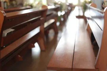 Tvrdi da liječi pomoču prdeža, fotografije posvjedočile da mu neki rado sjedaju pod stražnjicu