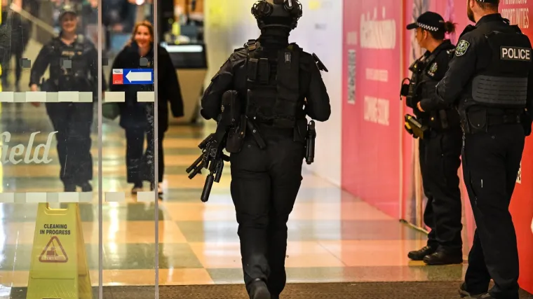 Dva mladića izbodena u trgovačkom centru: Tinejdžer se bori za život, napadač uhićen