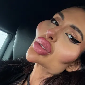 Žena s najvećim obrazima objavila fotke iz mladosti, slažete li se da je bila baš zgodna?