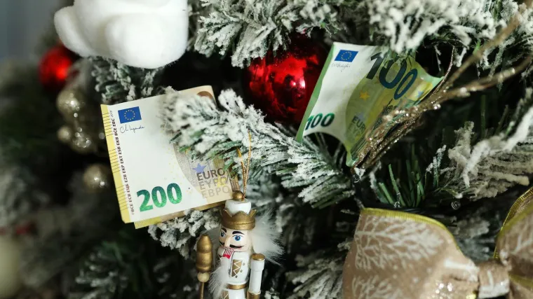 Poznato kada kreće isplata dara za djecu i božićnica u školama, provjerite tko može na to računati