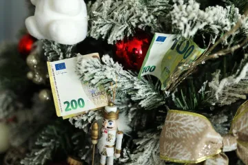 Poznato kada kreće isplata dara za djecu i božićnica u školama, provjerite tko može na to računati