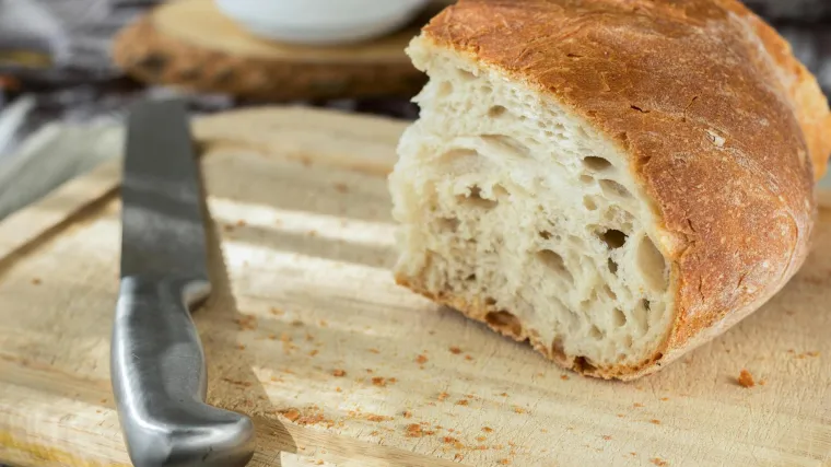 Jeftin i savršen za zimu: Ovaj kruh pravi se s četiri sastojka i ne treba ga mijesiti