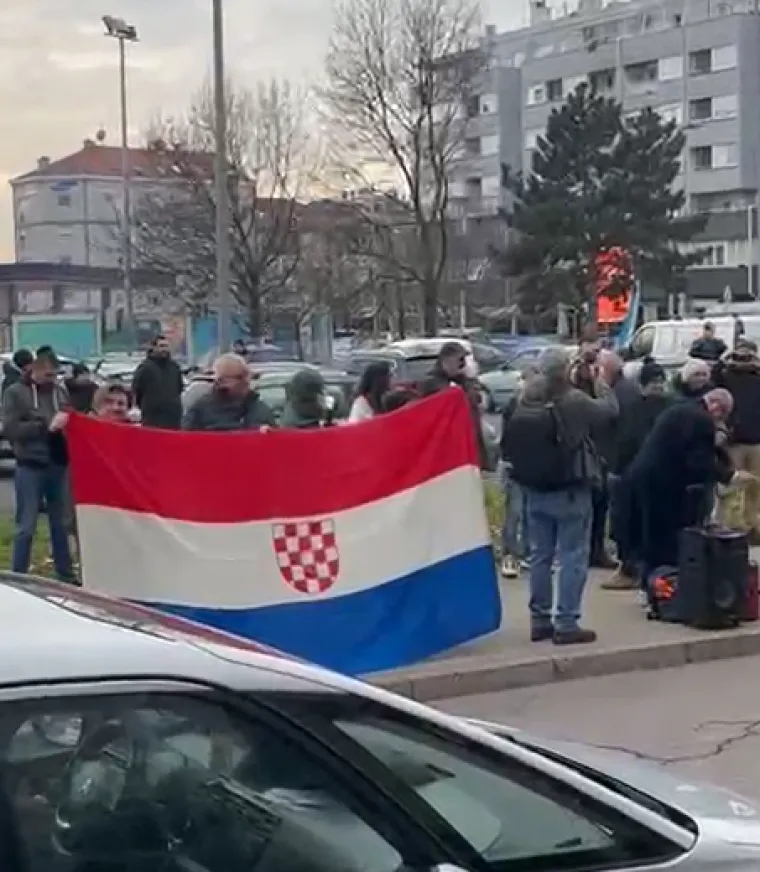 Pravaši se okupili pred stanom Dalije Orešković i puštali Thompsona: Sve je nadgledala policija