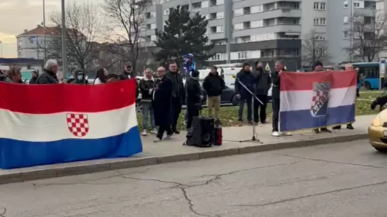 Pravaši se okupili pred stanom Dalije Orešković i puštali Thompsona: Sve je nadgledala policija