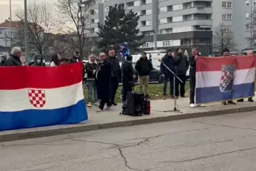 Pravaši se okupili pred stanom Dalije Orešković i puštali Thompsona: Sve je nadgledala policija