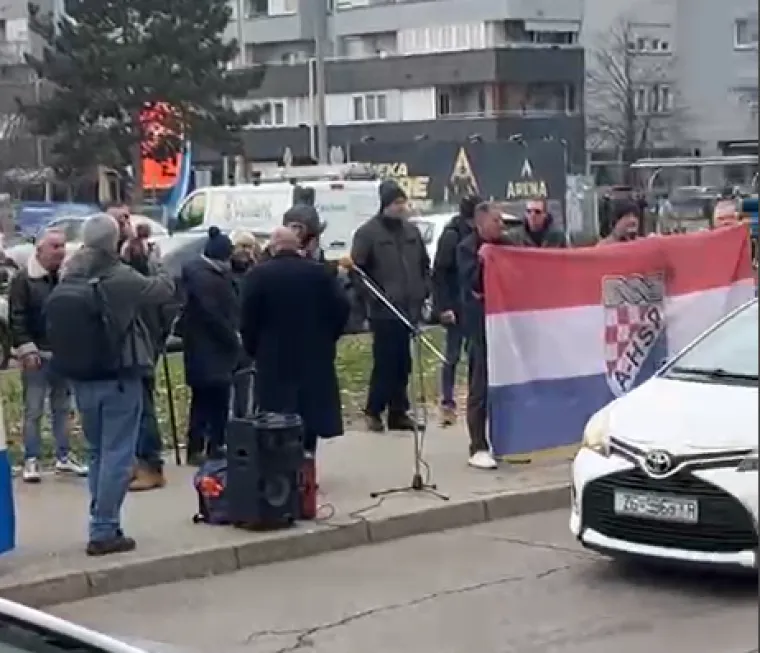 Pravaši se okupili pred stanom Dalije Orešković i puštali Thompsona: Sve je nadgledala policija